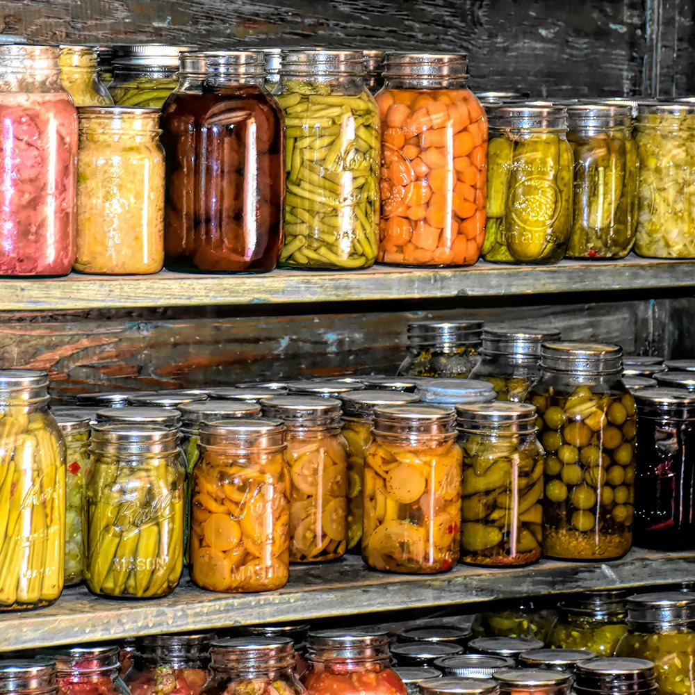 Photo a canning cupboard by Ray Shrewsberry on Unsplash